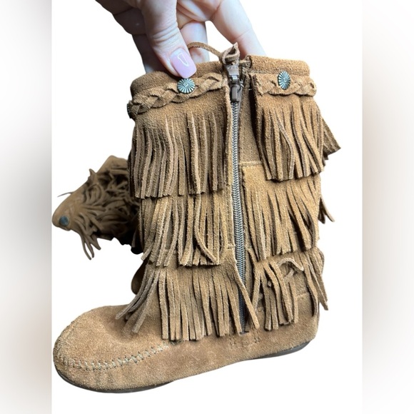 Minnetonka Kids Tall Moccasins 3 layer fringed metal studs inside zip sz 3 used - Picture 2 of 11